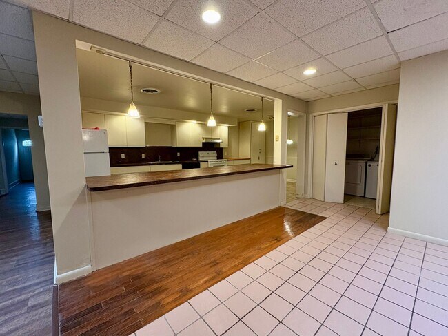 Building Photo - 1325 W Poplar St