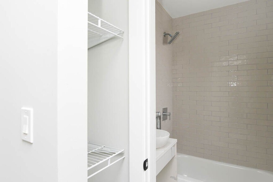 Building Photo - 510 W Belmont Ave