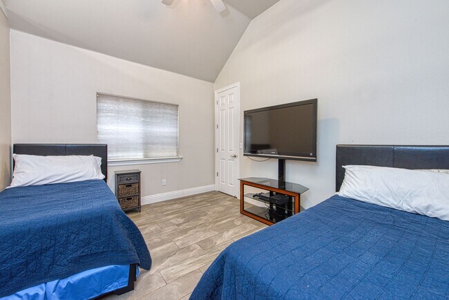 Building Photo - Custom home in beautiful St Andrews Green gated community
