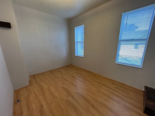 Building Photo - Nice-sized 3-bedroom 1-bath home with a la...