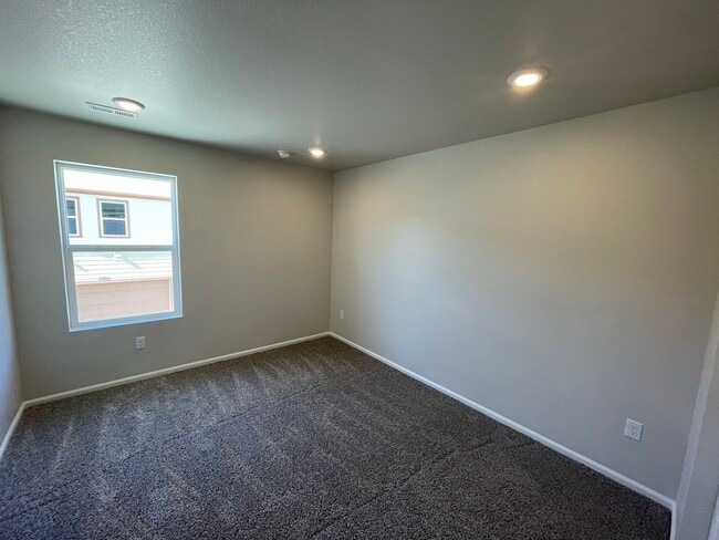 Building Photo - Updated 3 Bedroom Townhome Available July