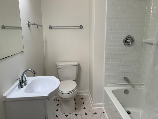 Building Photo - One-month FREE rent! Apply by 3/20/26.  GREAT LOCATION!! RANCH HOME WITH HARDWOODS NEAR DOWNTOWN