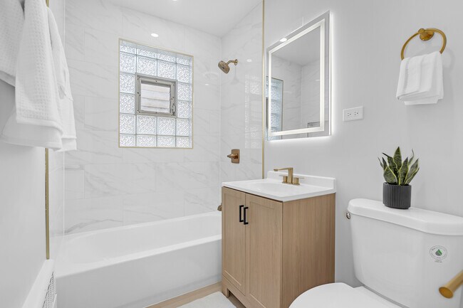 Building Photo - 2712 W Balmoral Ave