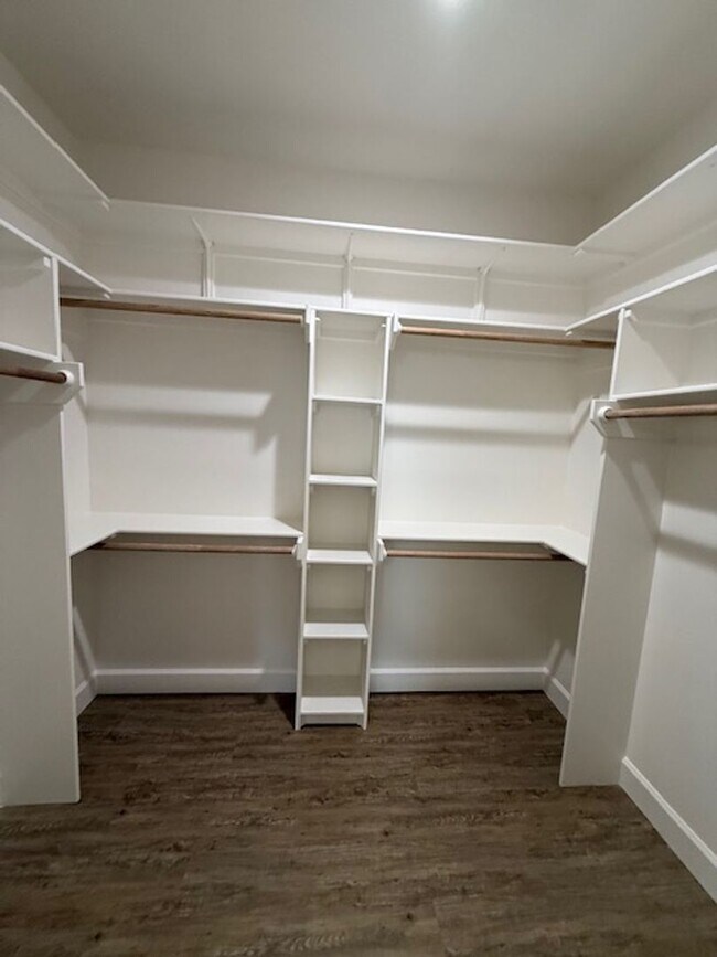 Building Photo - 7035 Glen Abbey St