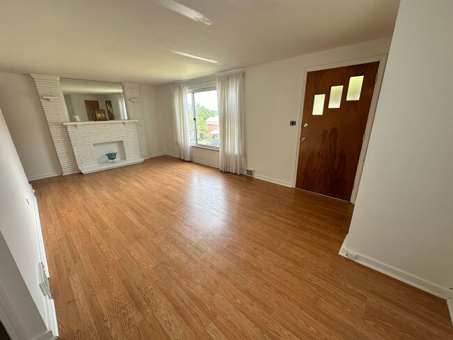 Building Photo - Homestead / Munhall - 2+ BR Single Family Home, AC, Garage, Yard, Bonus!