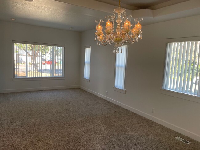 Building Photo - Lovely 3 Bed 2 Bath House in River Road Area