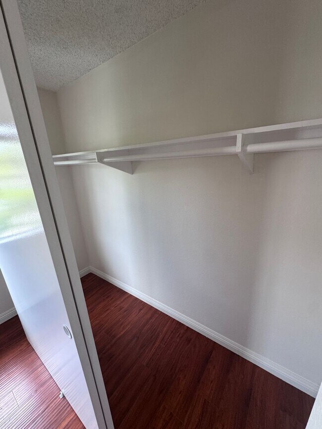 Building Photo - 4 bed townhouse central  Clairemont