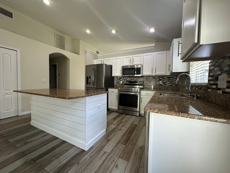 Building Photo - 3145 Dunstable Dr