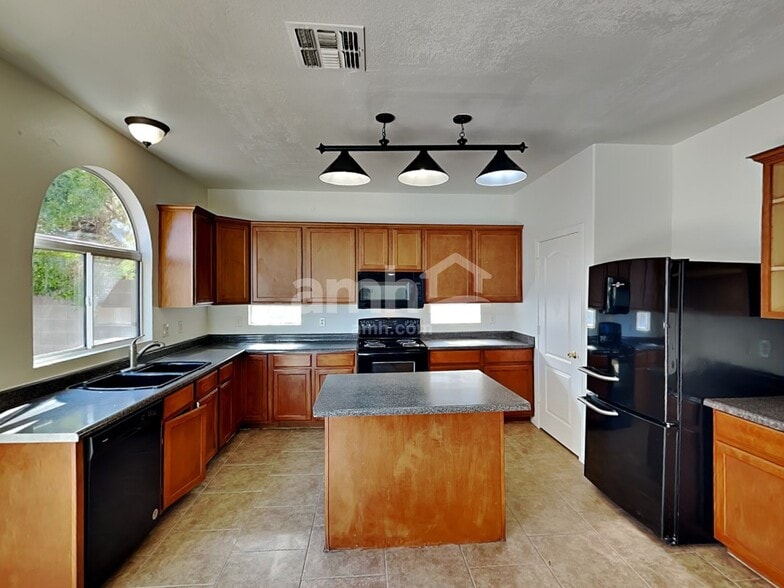 Building Photo - 1151 E Bosi St