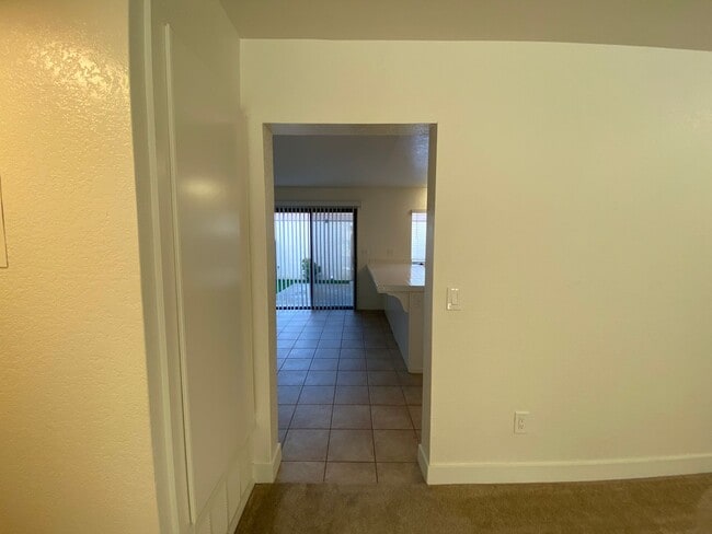 Building Photo - Stunning Townhome in Tanglewood Community