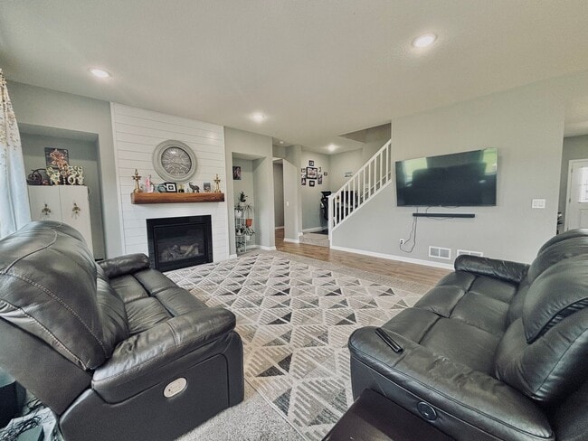 Building Photo - Stunning 5bed/3 1/2 bath Home in Shakopee!