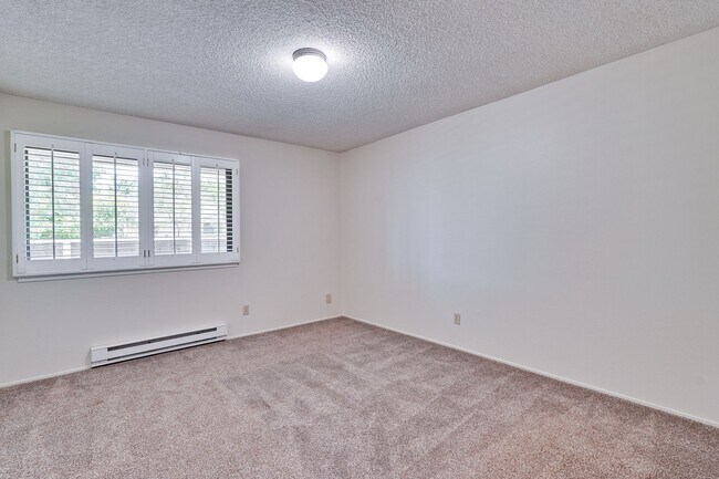 Building Photo - 1st floor corner unit - In Door Laundry- Easy Access to 880 and 237