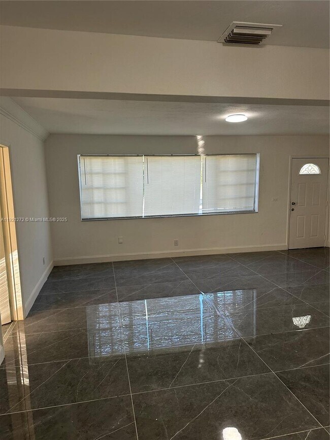 Building Photo - 102 NE 122nd St