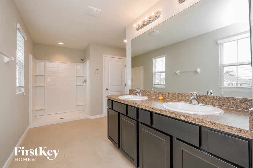 Building Photo - 36146 Carriage Pine Ct