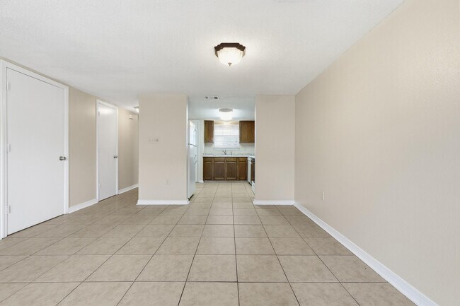 Building Photo - 1807 Whispering Oaks Ln