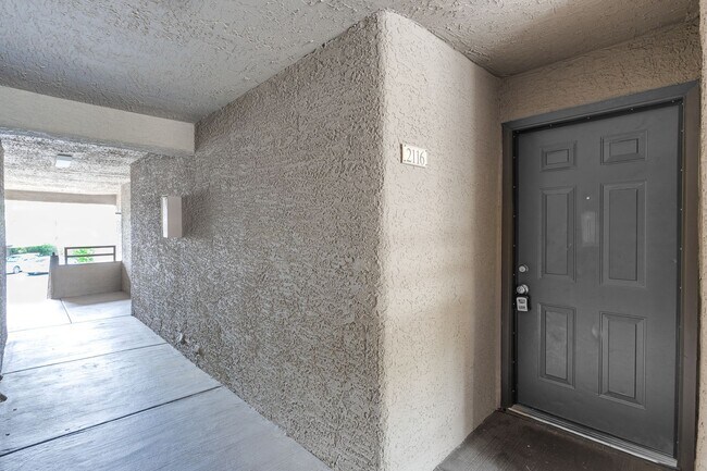 Building Photo - GUARD GATED 2 BEDROOM CONDO!