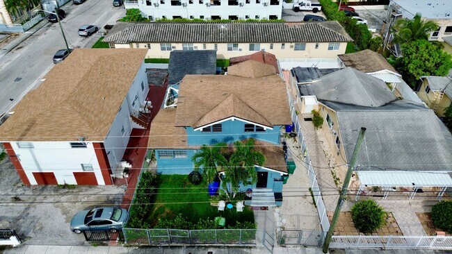 Building Photo - Renovated Large 3 Bed 1 Bath Unit Available For Rent Located In Little Havana.