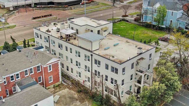Building Photo - 721 N State St