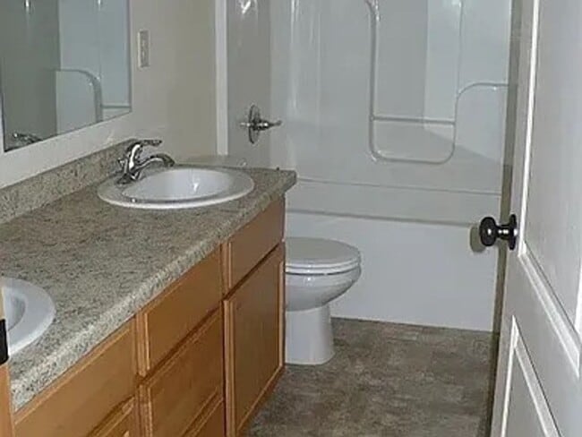 Building Photo - Beautiful 3 bed 2.5 bath Duplex