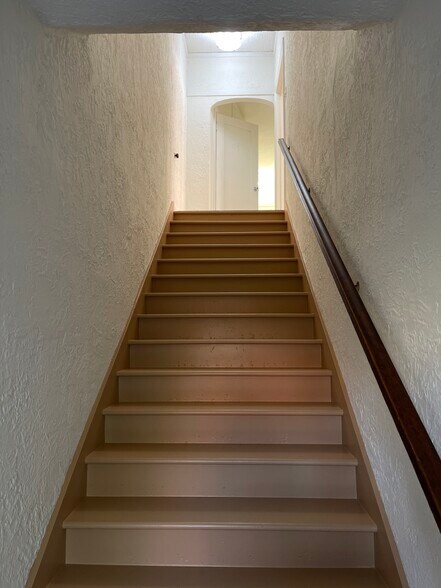 Building Photo - 129 1/2 N Kenmore Ave