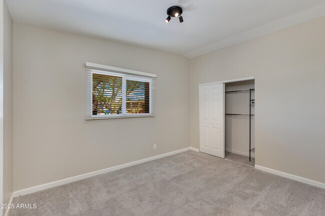 Building Photo - 3707 E Laurel Ln