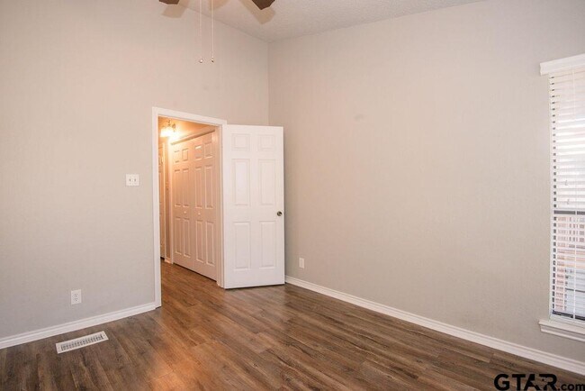 Building Photo - 5823 Hollytree Dr