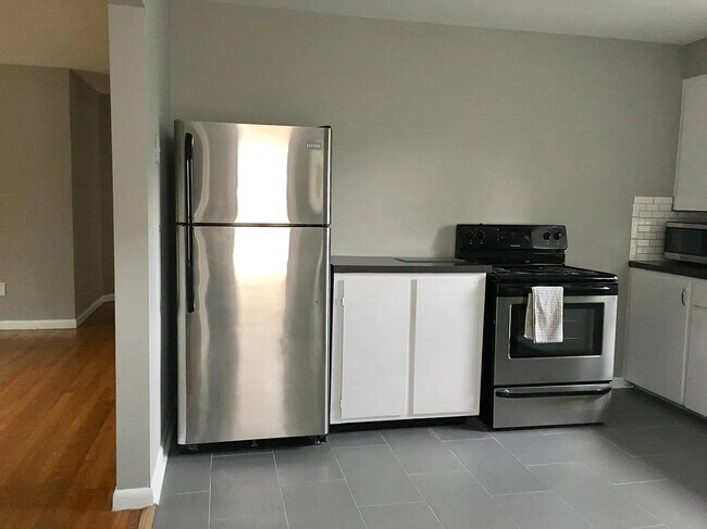 Building Photo - 828 Leroy St