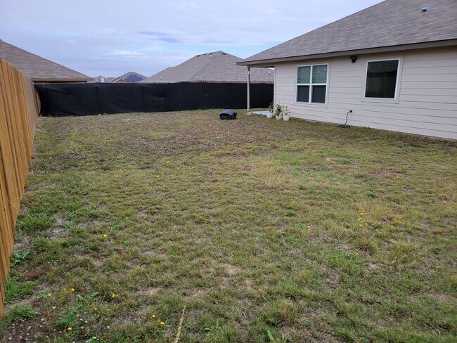 Building Photo - Open floor plan & small pets allowed! 3BD/2BA home in Killeen!
