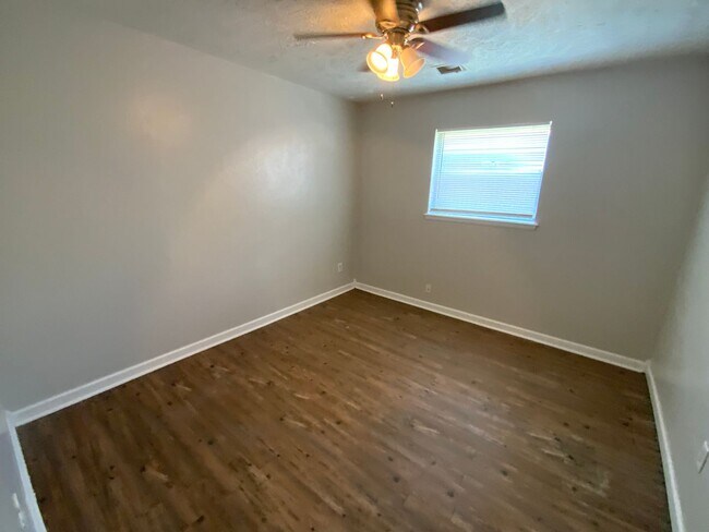 Building Photo - 2800 N Rockwell Ave