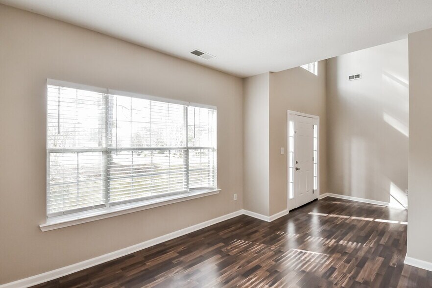 Building Photo - 19 Woodlake Dr