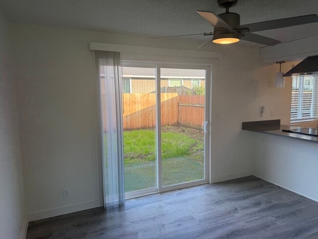 Building Photo - Updated 2 bedroom 1.5 bath duplex in Thurston!