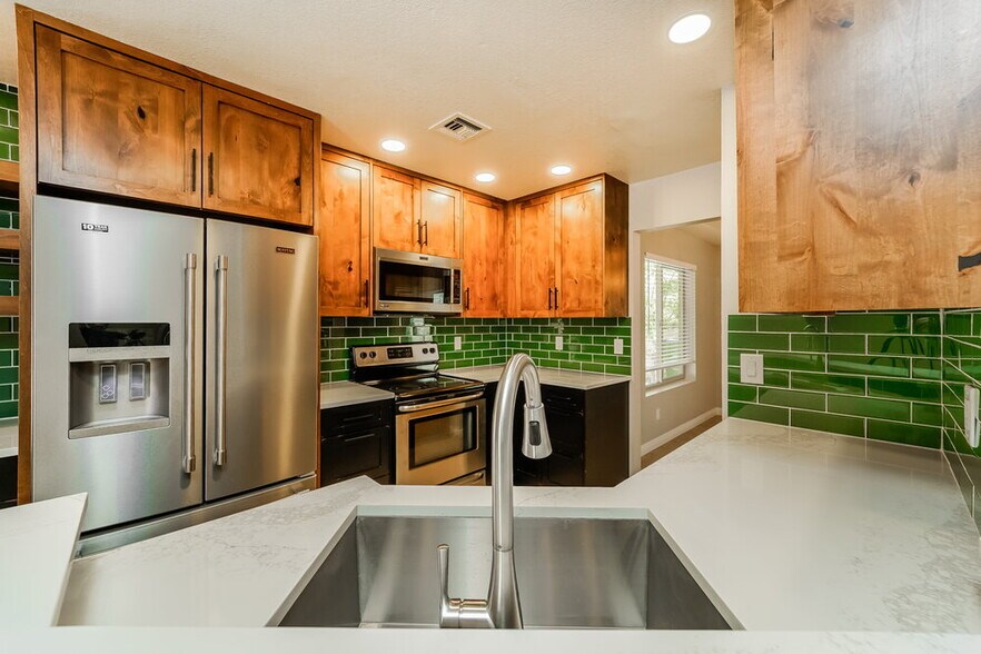 Building Photo - 8892 N Lessing Ct