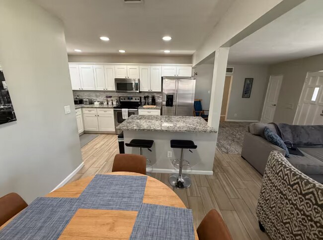 Building Photo - Spacious 2 Bed / 2 Bath Main-Floor Home in Phoenix, AZ