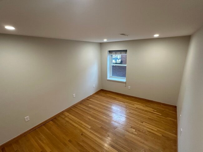 Building Photo - 386 Commercial St