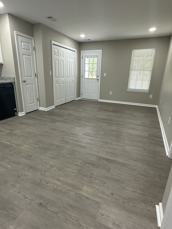 Building Photo - 609 40 th St E