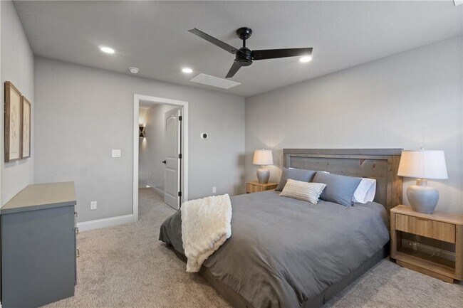 Building Photo - 5702 S 60th Pl