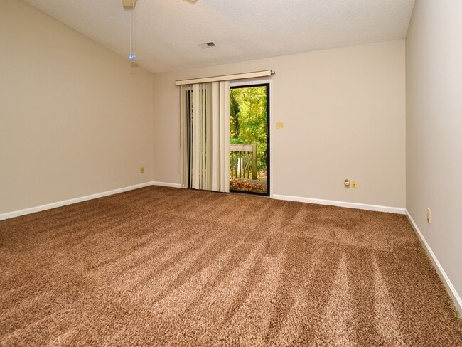 Building Photo - 3 bedrooms, 2 bath one level town-home wit...