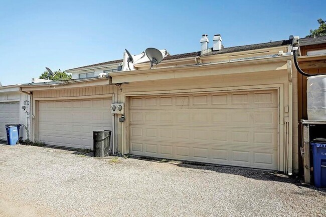 Building Photo - 1807 Saxony Ln