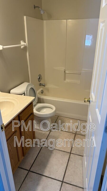 Building Photo - 15 Marlou Dr