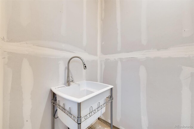 Building Photo - Stunning Modern luxury brownstone in Uptown!