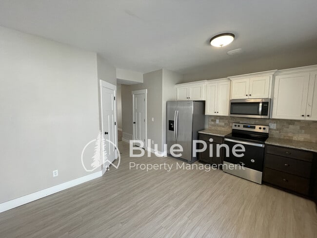 Building Photo - 700 S Saturn Ave