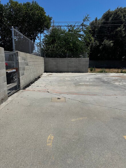 Building Photo - 1705 N Sierra Way
