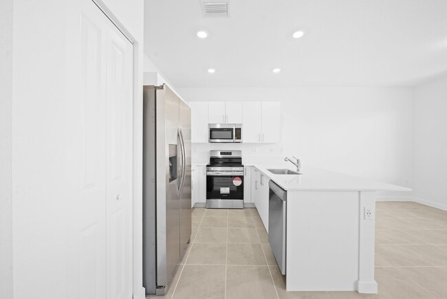 Building Photo - Brand new 3 bed 2.5 bath Townhouse with ya...