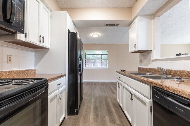 Building Photo - 5814 Pineway St