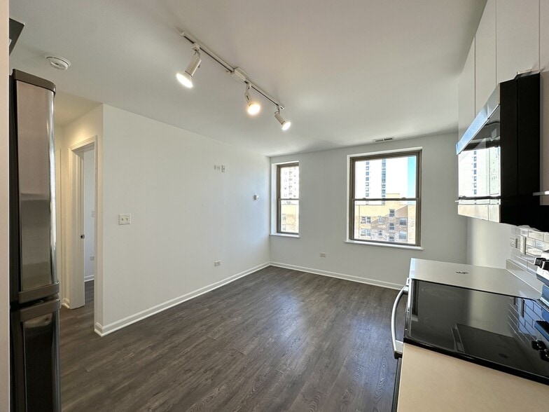 Building Photo - 940 W Winona St