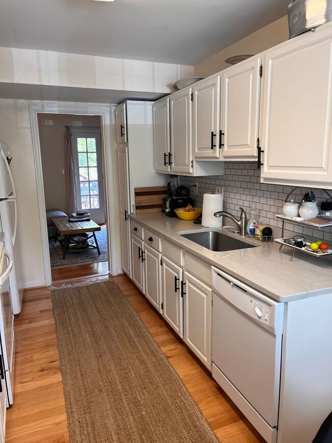Building Photo - Renovated Townhome in the Heart of Bethesd...