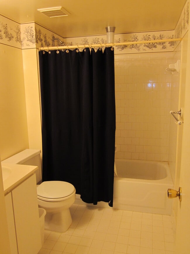 Building Photo - Charming 2 Bedroom/ 2 Bathroom Apartment in Mays Chapel, MD!