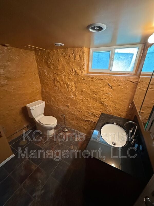 Building Photo - 1217 W 47th St