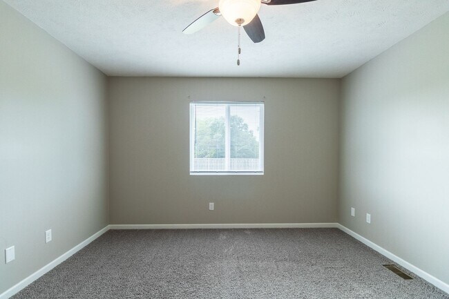 Building Photo - Gorgeous Newer Home in Nice Family Neighborhood