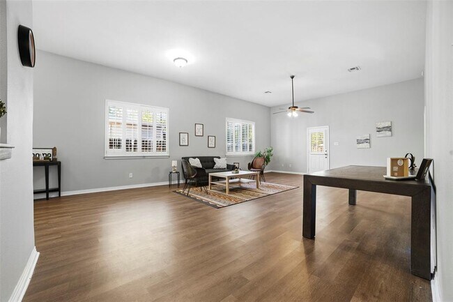 Building Photo - 409 E Austin Ave